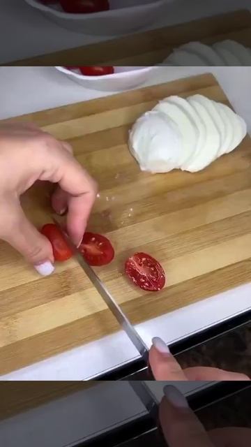 ГРУДКА С МОЦАРЕЛЛОЙ И ПОМИДОРАМИ 🍅 смотреть онлайн