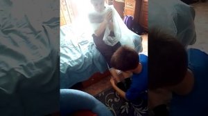 Младший замотал старшего