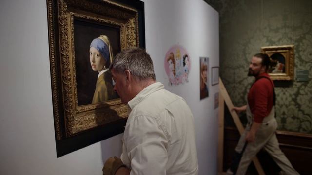 Elsa wins the real Girl with a Pearl Earring in her own apartment смотреть онлайн