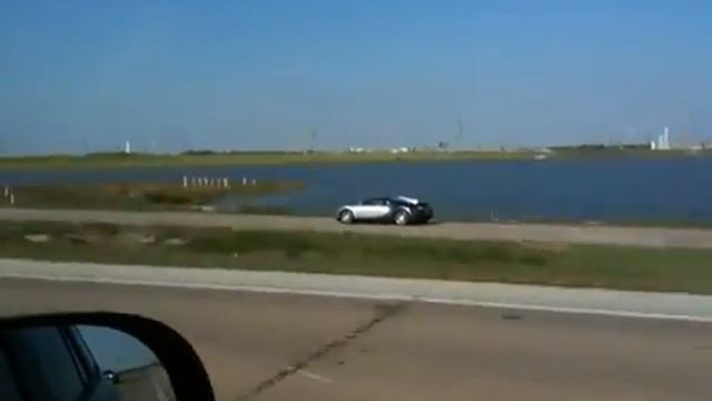 Bugatti Veyron dans l'eau смотреть онлайн