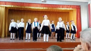 ВЕСЕЛАЯ ПЕСЕНКА Скачет по полям с небом пополам...Поют первоклашки