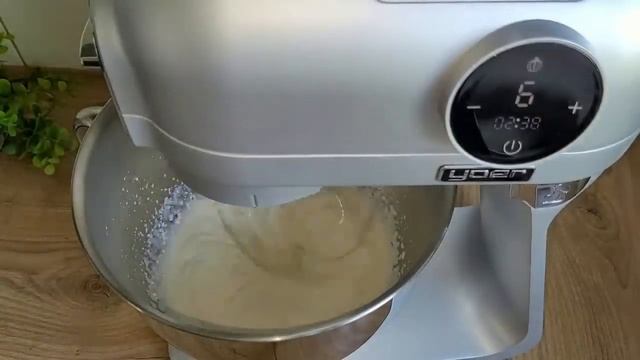 Mięciutki kolorowy biszkopt z pyszną masą - lekkie ciasto na lato смотреть онлайн