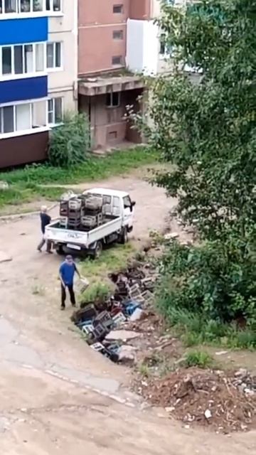 Сбрасывают мусор