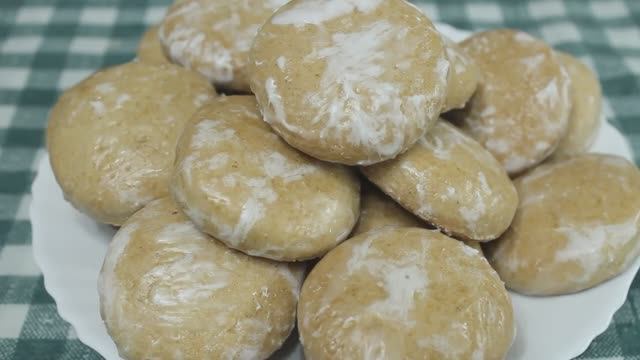 Медовые пряники. Выпечка к чаю. Постные пряники. смотреть онлайн