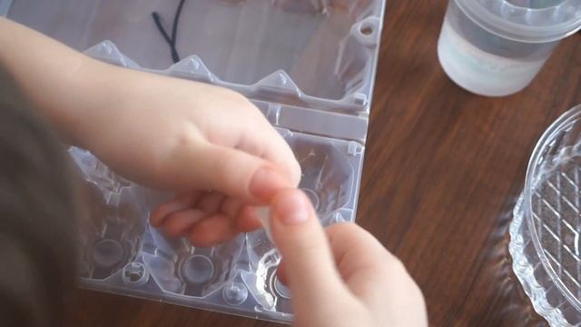 Украшаем деревья с ребёнком(Чудесные фигурки из воды и красок! )