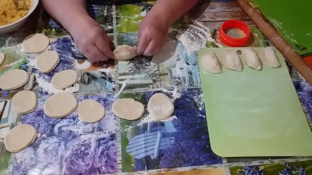 ГОТОВЛЮ ВАРЕНИКИ С КАРТОШКОЙ // БОЛТАЛКА // ЖИЗНЬ В ДЕРЕВНЕ