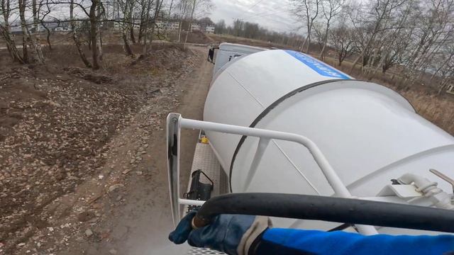 POV: Proces mycia betonomieszarki po zakończonym rozładunku. смотреть онлайн