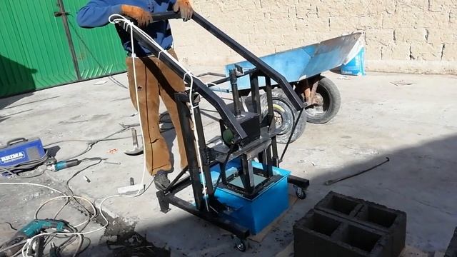 Мини шлакоблочный (пекоблочный) станок во время работы смотреть онлайн