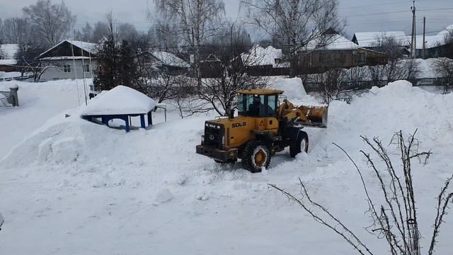 Бульдозер-погрузчик-снегоуборщик. Жёлтый трактор. "Жаркая" зима 😓 смотреть онлайн
