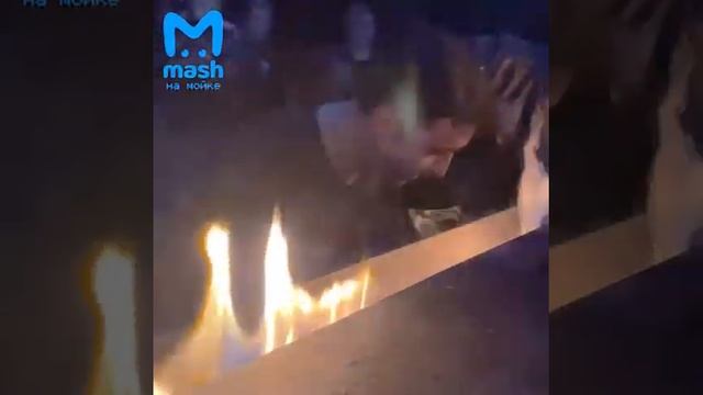 Музыкант сыграл на горящем пианино на берегу Финского залива смотреть онлайн