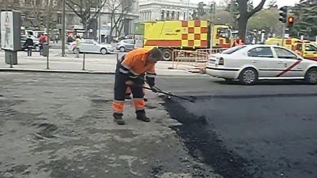 YA ESTAN TAPANDO LOS HUECOS DE LAS CALLES Y PASEOS DE MADRID. смотреть онлайн