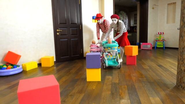 Смешные видео с БЕБИ БОН - Игры гонки на колясках с Baby Born! - Как Мама игры в видео куклы смотреть онлайн