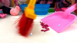 Кукла БЕБИ БОН порезалась! Пирог для беби бон Эмили и Лео - мультики для детей Как мама