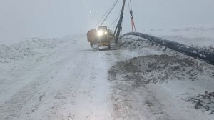 укладка трубы в траншею тремя трубоукладчикинь.