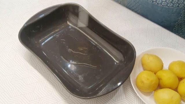 Чесночная картошка в духовке. Делаю часто, потому что вкусно. Попробуйте. Готовится очень просто.