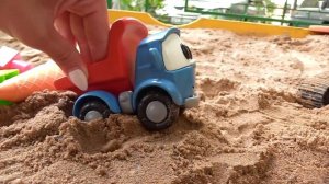 Машинки для детей. Видео с игрушками, как Лева строит заправку