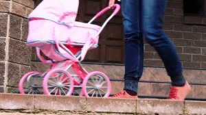 Беби Анабель гуляет в коляске. Игры для девочек в дочки матери. Видео с куклами