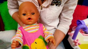 Беби Анабель купается в ванне с ромашкой! Куклы Беби Бон Как Мама - Видео для девочек