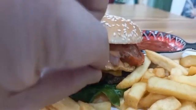 Mesto koje sam par godina planirao... i burger od kamiljeg mesa. Local House Restaurant, Dubai. смотреть онлайн