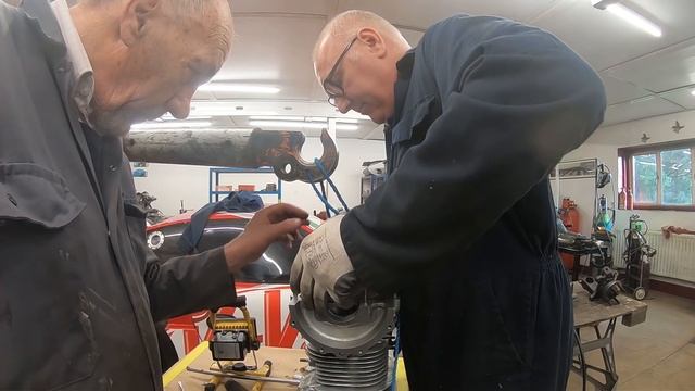 SHED RACING - 2 Cylinder 2 Stroke Mini Engine Rebuild смотреть онлайн