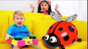 Оливер ловит Насекомых в доме