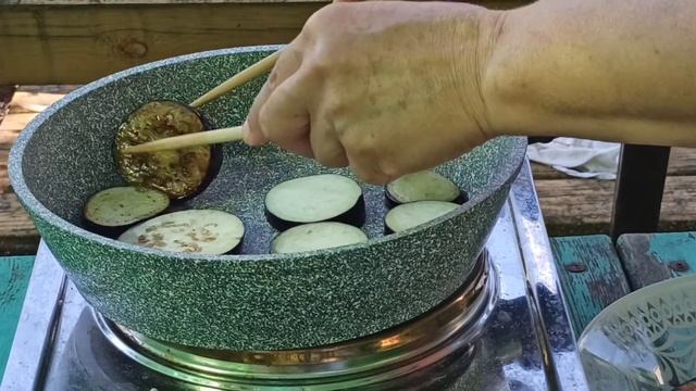 #огорододача жареные  вкуснейшие баклажаны рецепт на свежем воздухе с укропом и чесночком