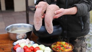 Говяжьи языки на сале с овощами в чугунке