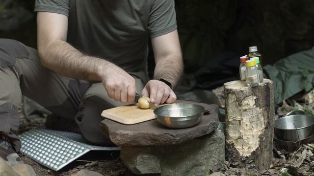Solo Camping and Night Under a Rock by the River | Halloween смотреть онлайн