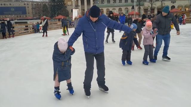 ИДЕМ КАТАТЬСЯ НА КОНЬКАХ смотреть онлайн