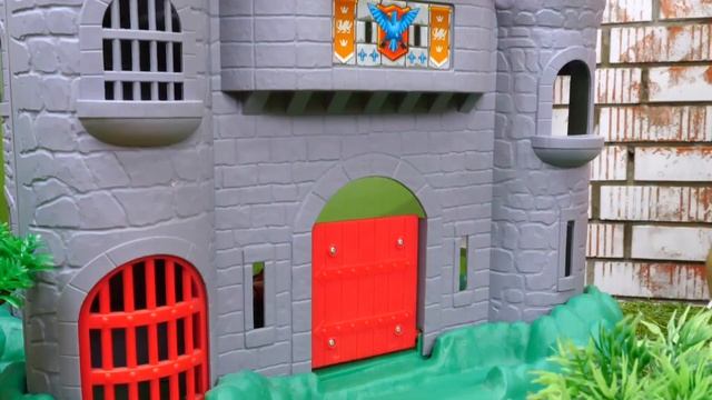 Игры битвы - Железный Человек и Той Мастер спасают Спайдермена! - Супергерои в видео шоу онлайн смотреть онлайн