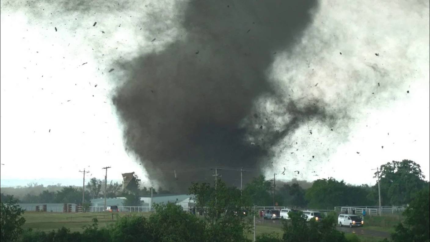 Внутри Торнадо... Удивительные кадры торнадо! смотреть онлайн