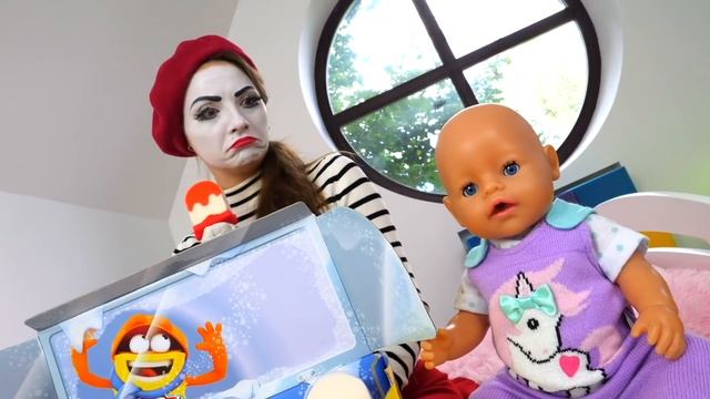 Весёлые игры куклы - БЕБИ БОН собирается гулять! Одежда для куклы Baby Born! - Смешные видео онлайн смотреть онлайн