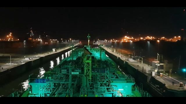 Nicely and Efficiently Placing the Ship in the Lock while Sailing out from Antwerp Harbour смотреть онлайн