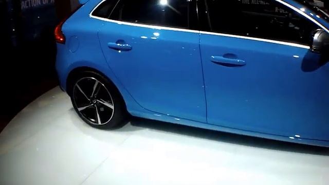 Paris: Volvo V40 Cross Country och R-Design смотреть онлайн