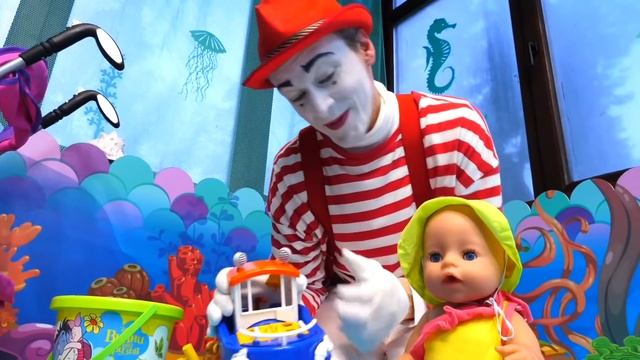 Кукла Беби Бон и Акула в Бассейне! - Весёлые игры с Baby Born. Смешные видео игрушки для ванной смотреть онлайн
