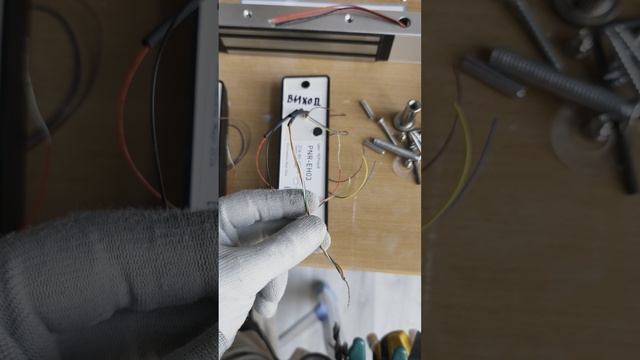 Как подключить два считывателя Parsec PNR-EH03 к контроллеру Parsec NC-8000 по трем проводам? смотреть онлайн