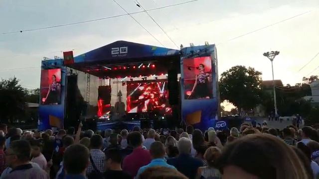 слева внизу в кадре два мужика в очках как-то подозрительно на оператора посматривают смотреть онлайн