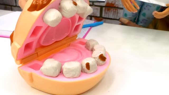 Беби Бон Эмили играет в стоматолога! Игры в дочки матери в видео для девочек Как Мама смотреть онлайн