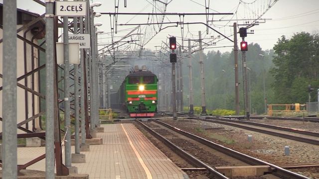 Тепловоз 2ТЭ10У-0215 на ст. Лиелварде / 2TE10U-0215 at Lielvarde station смотреть онлайн