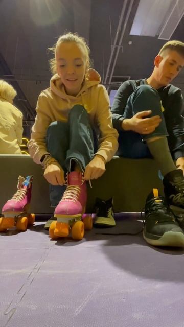 Тц МегаМолл 2 этаж roller-skates 🌝 #top #rollerskating #sport #yerevan #armenia #рек #топ смотреть онлайн