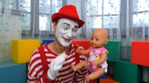Игры для девочек с Беби Бон – Кормим и купаем Как Мама кукол Baby Born! – Весёлые игры для детей.