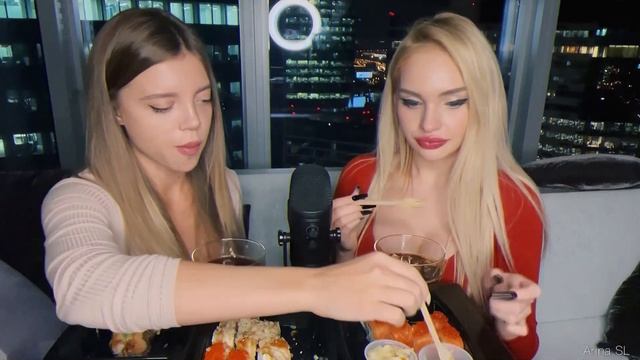 АСМР ИТИНГ с подругой 💋🍣 ASMR EATING SOUNDS 🍙