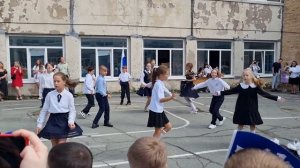 выступление учеников 5 класса на линейке у первоклассников 1 сентября.