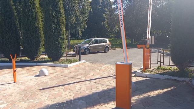 Платная парковка возле здания. смотреть онлайн