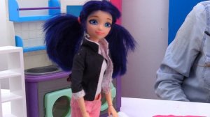 Видео про Леди Баг и Суперкота: Маринетт удивляет Эдриана на 23 февраля! Куклы!