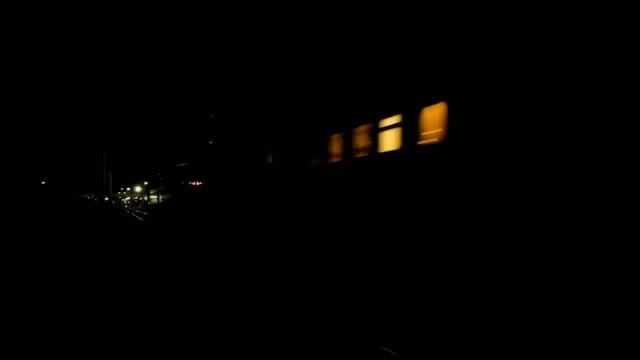 Тепловоз ТЭП70-0365 с поездом №010 «Псков» и приветливый машинист смотреть онлайн