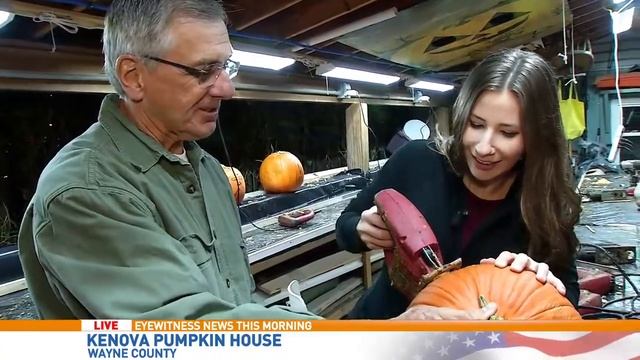 Thousands of pumpkins make up Kenova Pumpkin House смотреть онлайн