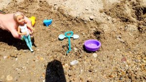 Куклы Барби на пляже — Видео для девочек — Игры с песком