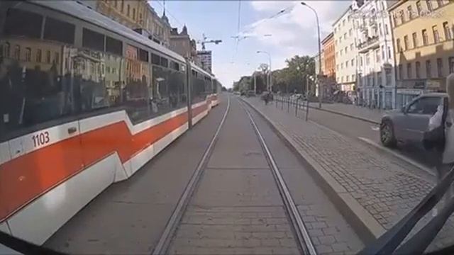 Девушка, похоже, даже не поняла, что чуть не попала под трамвай