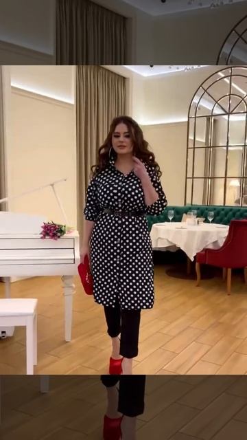 Жіночий стильний чорний костюм з блузи в горошок та штанів великі розміри смотреть онлайн